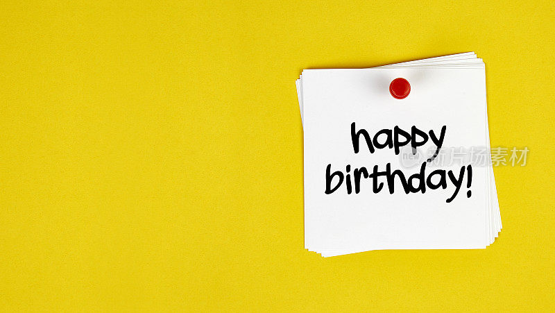 白色Sticky Note With Happy Birthday Message And Red Push Pin On Yellow Background